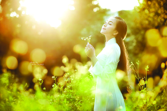 Nắng bung lụa trên vai áo tình nhân